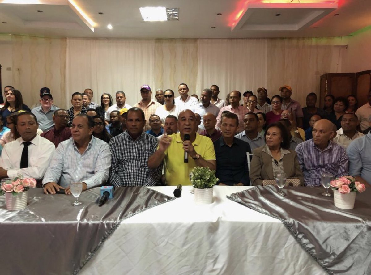 BautaRojas's tweet photo. Ahora junto al equipo de la provincia Duarte ,dado los toques finales de cara al 6 de octubre , con miras a las primarias abiertas del @PLDenlinea ,en las cuales elegiremos al próximo presidente @LeonelFernandez #LaFuerzaDelPueblo https://t.co/xzxWiJVfHt