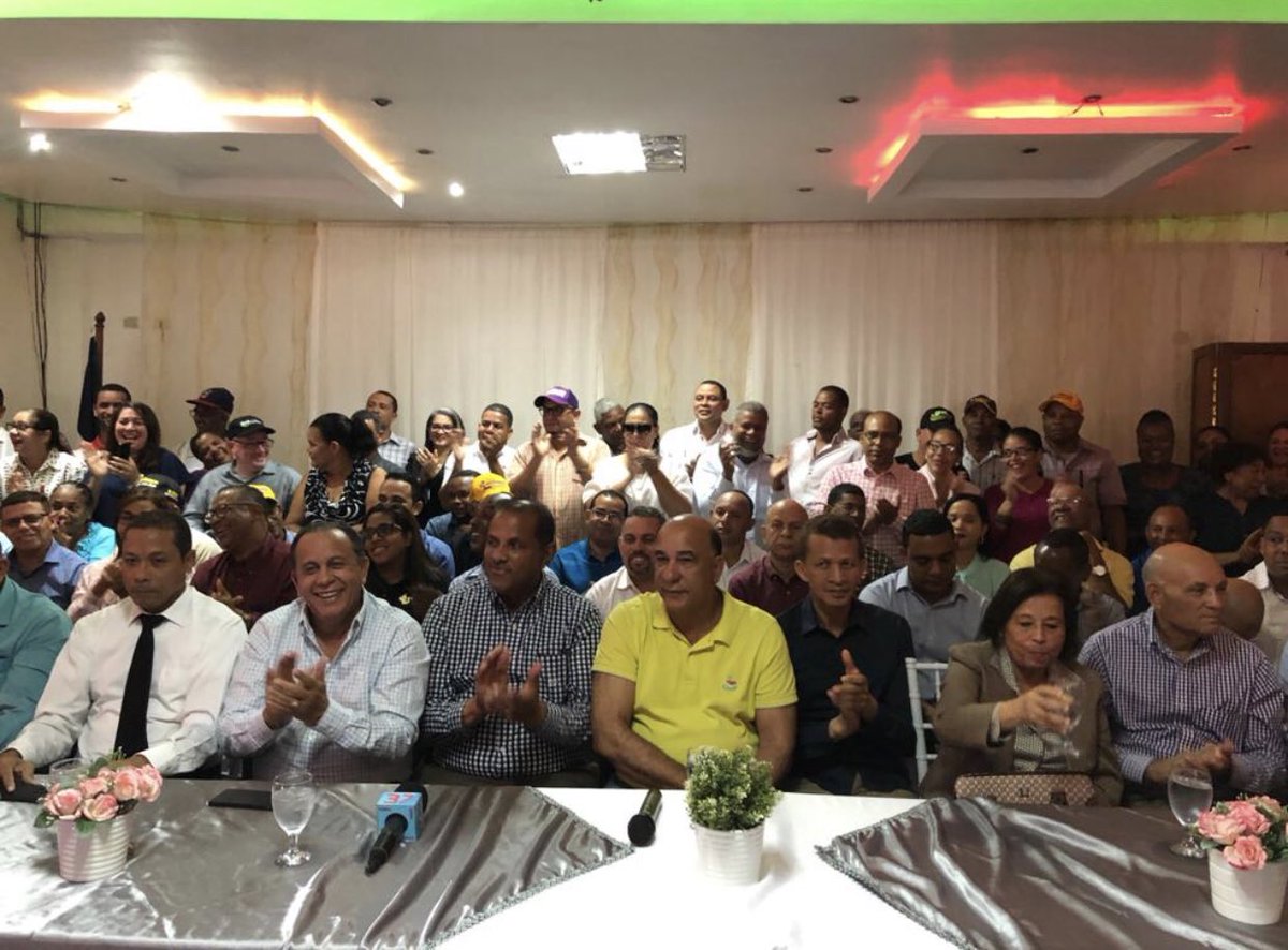 BautaRojas's tweet photo. Ahora junto al equipo de la provincia Duarte ,dado los toques finales de cara al 6 de octubre , con miras a las primarias abiertas del @PLDenlinea ,en las cuales elegiremos al próximo presidente @LeonelFernandez #LaFuerzaDelPueblo https://t.co/xzxWiJVfHt