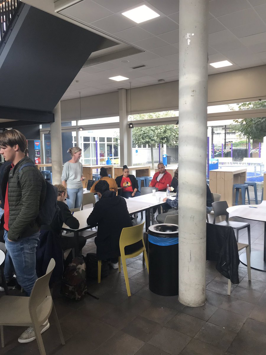 Het Future Proof Retail lab is voor de 4e bijeenkomst neergestreken in <a href="/Corbulo_College/">CorbuloCollege</a> in winkelcentrum <a href="/Julianabaan/">@Julianabaan</a>  Studenten <a href="/dehaagse/">De Haagse Hogeschool / THUAS (INACTIEF/INACTIVE)</a> Hoge School oefenen met #designthinking in het #EHBR   <a href="/seaseNL/">Ankie Swakhoven</a>  <a href="/JosZuijdwijk/">Jos Zuijdwijk</a> <a href="/Gemeente_LV/">Gemeente LV</a>