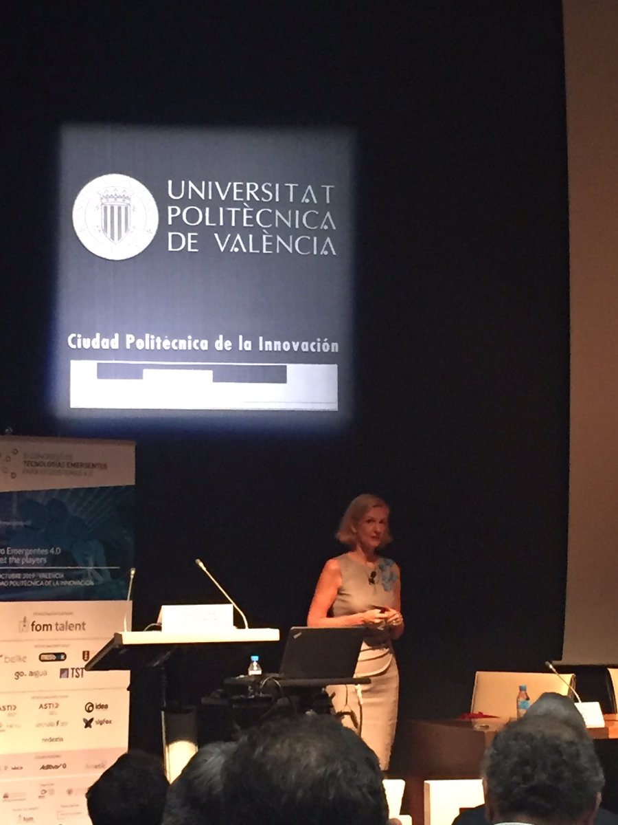 Escuchando atentamente a <a href="/Natacha_Kucic/">Natacha Kucic</a> conferencia magistral. Muchas píldoras de sabiduría para vender tu 💡 de una manera eficaz. Ver es interpretar.#Emergentes19