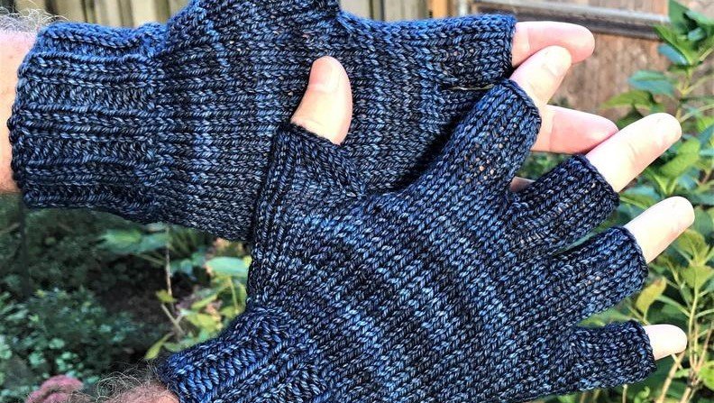Gorgeous hand-dyed merino wool men's half finger gloves: etsy.com/listing/649815… #handmade #handknit #knitting #etsy #etsyshop #ListMyEtsy #smallbusinesses