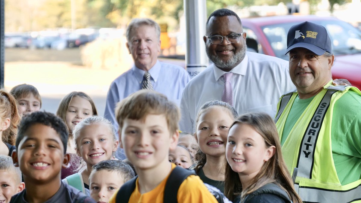 Today is National Walk &amp; Bike to School Day! <a href="/DrLRepollet/">Dr. Lamont Repollet</a> joined <a href="/MsFrevertVDV/">Lindsay Frevert</a> &amp; students from Van Derveer Elementary school for their walking school bus! @Ville_Sup <a href="/VDVpal/">Rob Reavey</a>