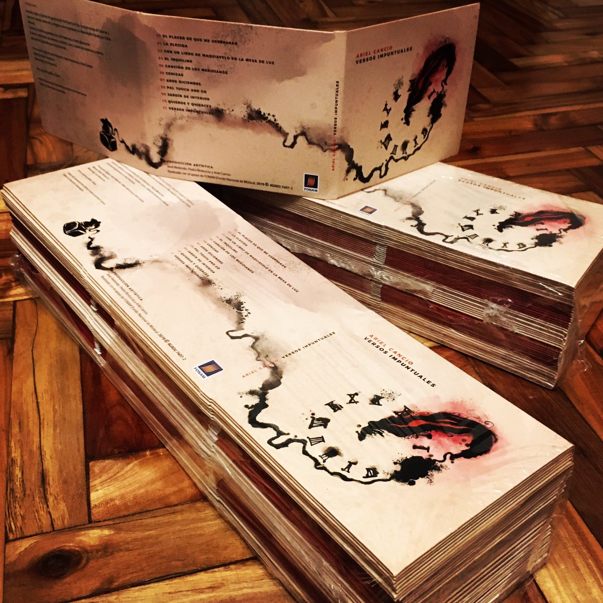 Luego de un largo camino de mucha dedicación, aprendizaje y amor se larga mi primer disco Versos Impuntuales!
Eternamente agradecido a los que lo hicieron posible!
El que quiera uno me avisa y se lo llevo.
Versos impuntuales está producido por <a href="/redondouy/">José Redondo 🔊</a> <a href="/pedrorestu/">pedro restuccia</a> y por mí.