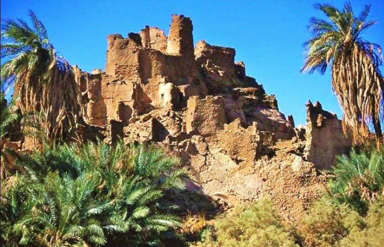 NigerienUn's tweet photo. bonjour à tous, connaissez-vous le Djado? 
Le Djado, est un  plateau, un massif d'environ 20 000 km² au nord-est du Niger. L'unique ville de ce massif est Dirkou, même s'il reste des villes et forts abandonnés. La région est connue pour l'art.
#credit_photo_decouvrir_le_niger https://t.co/mgpIvuheTb