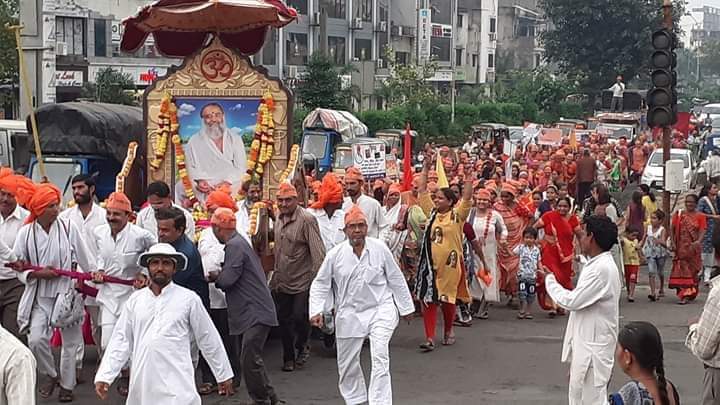 SadhakParivar's tweet photo. 🔥  एक झूठे केस में इतना कुप्रचार हुआ और सजा भी हो गयी, इसके बावजूद सुरत की सड़कों पर इतनी भीड़ !

🌪️  आशारामजी बापू के 56 वें आत्म साक्षात्कार दिवस पर सुरत शहर के पर्वत पाटिया विस्तार में हरिनाम संकिर्तन यात्रा में भारी संख्या में पहुँचे भक्त । https://t.co/CWQ7JhIW3z