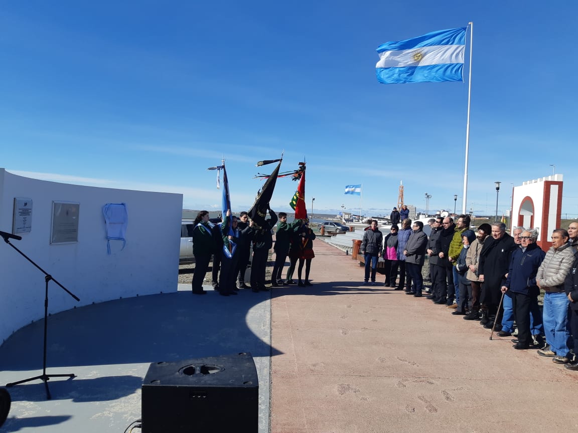 Enlamiraush's tweet photo. #RíoGrande Acto por el aniversario del parque costanero de los ex combatientes de Malvinas .Habló el Ing. Mario Ferreyra, concejal mandato cumplido y actual decano de la Facultad Regional Río Grande. https://t.co/HtmOPrh5wG
