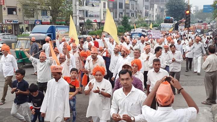 SadhakParivar's tweet photo. 🔥  एक झूठे केस में इतना कुप्रचार हुआ और सजा भी हो गयी, इसके बावजूद सुरत की सड़कों पर इतनी भीड़ !

🌪️  आशारामजी बापू के 56 वें आत्म साक्षात्कार दिवस पर सुरत शहर के पर्वत पाटिया विस्तार में हरिनाम संकिर्तन यात्रा में भारी संख्या में पहुँचे भक्त । https://t.co/CWQ7JhIW3z