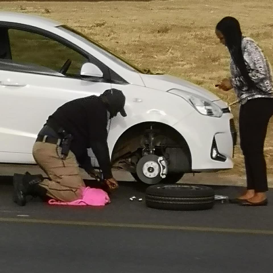 FaizelPatel143's tweet photo. While some people criticize the JMPD, we should also look at the good they do. Like this officer who stopped to assist this motorist, got on his knees &amp; changed the tyre. We need more like him. Photos: Kushie Pieterson. @JoburgMPD @AsktheChiefJMPD @HermanMashaba @CityofJoburgZA https://t.co/4Yb5GyebAR