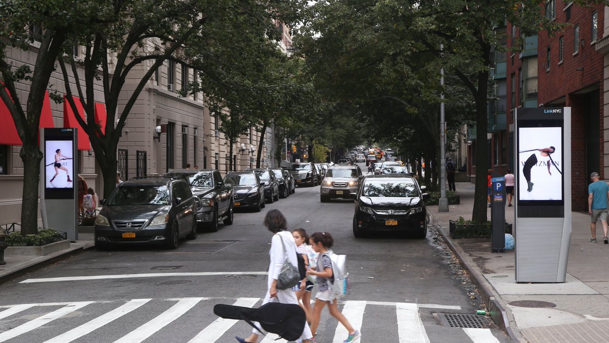intersection_co's tweet photo. Who caught @KendallJenner & @LILBUCKDALEGEND dueling in a tug-of-war on our digital displays across NYC -@LinkNYC @_HudsonYardsNYC - for @StuartWeitzman's new MCKENZEE combat boot? #OOH #Experiential #Retail #SWSTRENGTH #HelloHudsonYards #LinkNYC https://t.co/Z2DgHggVTI