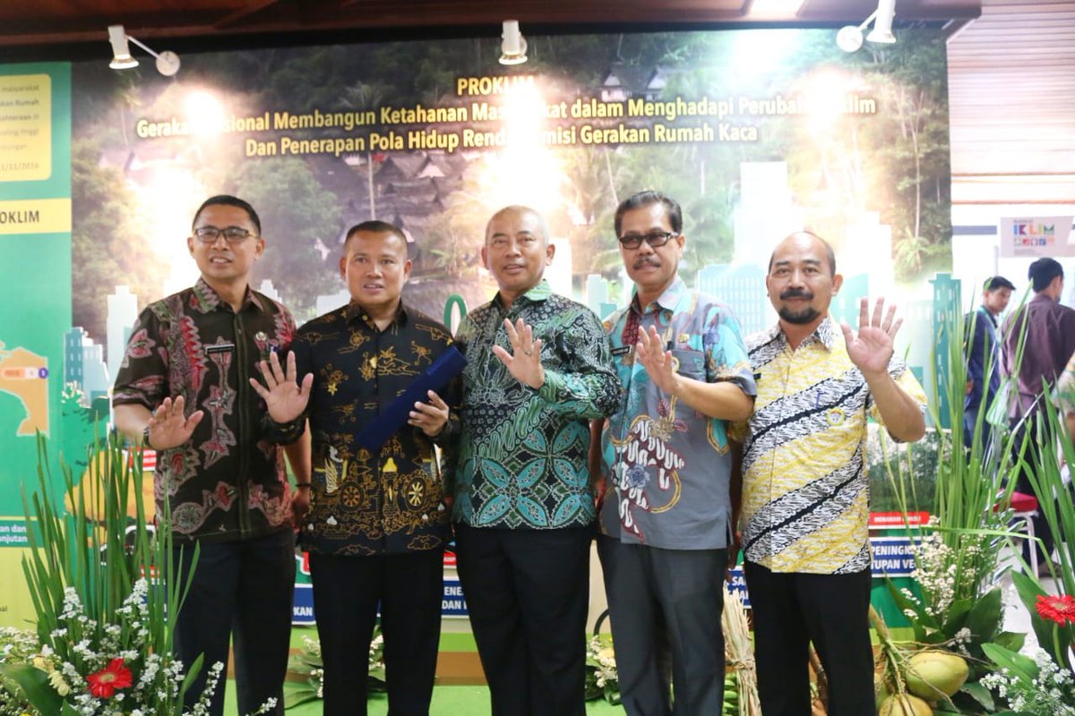 Rahmat_Effendi_'s tweet photo. Pada pagi hari ini Kota bekasi mendapatkan apresiasi pembinaan program kampung iklim (proklim) tahun 2019 yang diberikan langsung oleh Kementrian Lingkungan Hidup Dan Kehutanan RI. https://t.co/0tBW5f7kyA