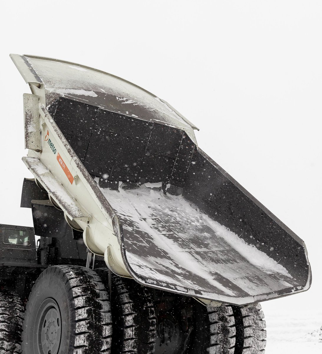 im_mining's tweet photo. Another top presentation at @TrucknShovel was from @metsogroup's Carl Samuelson, covering its unique #truckbody, a #onepiece #optimised #hybrid combining the #energy #absorption of #rubber with a high strength #steel shell: lighter but with unprecedented #wearlife #futureofmining https://t.co/L2ltcTUMLg
