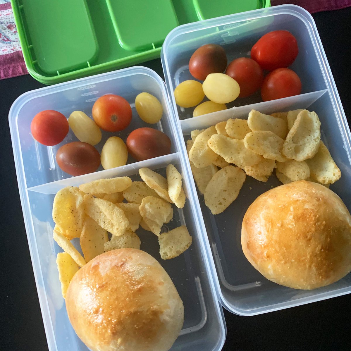 anoosrini's tweet photo. Masala bun (filled with leftover potato masala), quinoa chips and grape tomatoes for lunch box. Masala bun made with @breadin5 dough.
#AnooCooks #OystersAndLemons https://t.co/Njl5yLsl3c