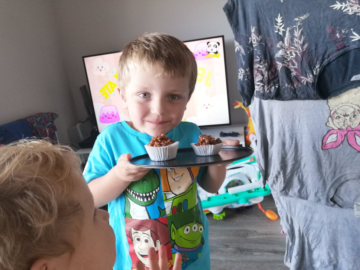 jadestuart94's tweet photo. @nurserydennyps Logan barely kicked his shoes off before he demanded we make his rice crispy cake 😂 managed to make one for Zac too which he was happy about. Cakes chilling in the fridge for after dinner 😋 https://t.co/HepS0RRB83