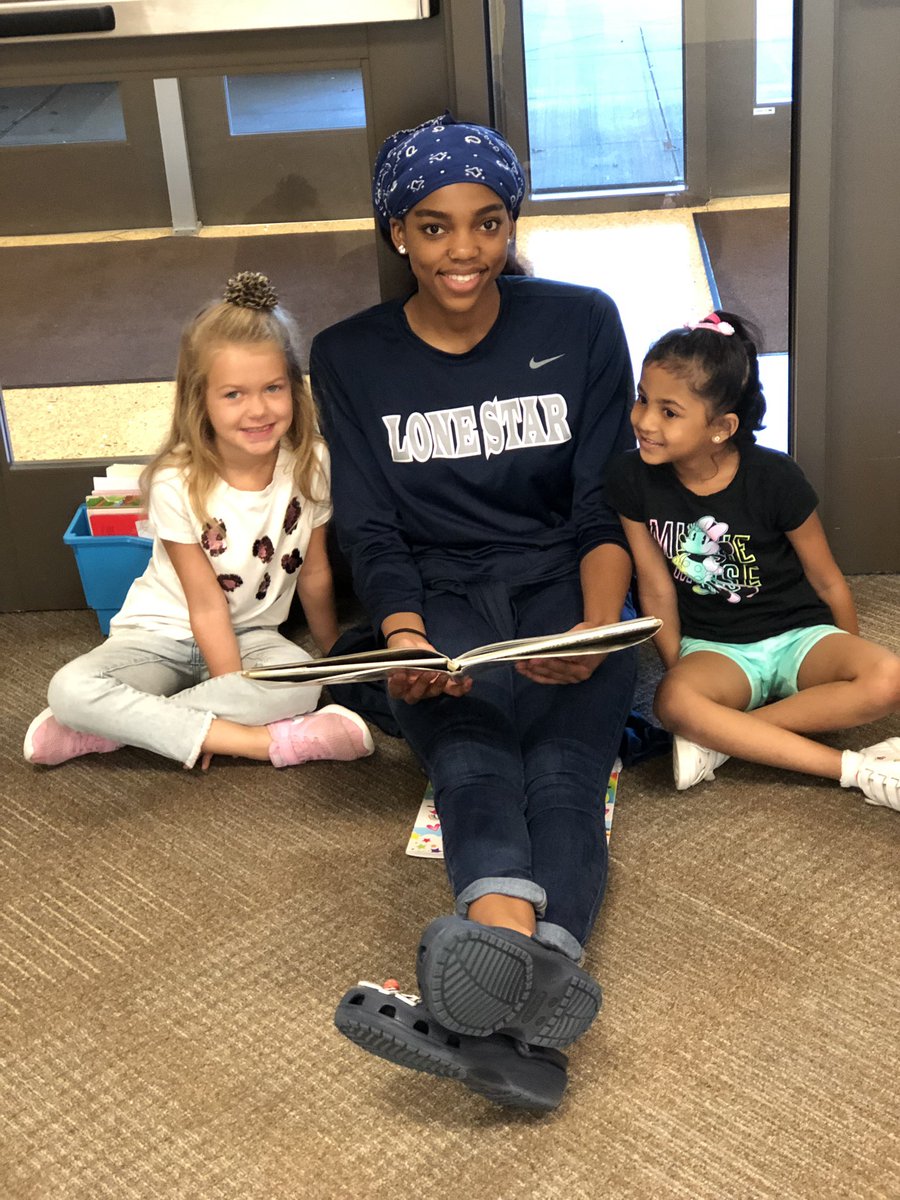 BeesonCounselor's tweet photo. Phillips had the pleasure of having the Lone Star girls basketball team greet our students and read to our kinder kiddos today. They absolutely LOVED hanging out with the big kids! ❤️ thank you ladies! 💙🏀#ourFISDstory #ourphillipsstory @PhillipsElem @LSHS_BBall @friscoisd https://t.co/RwWOroeI5T