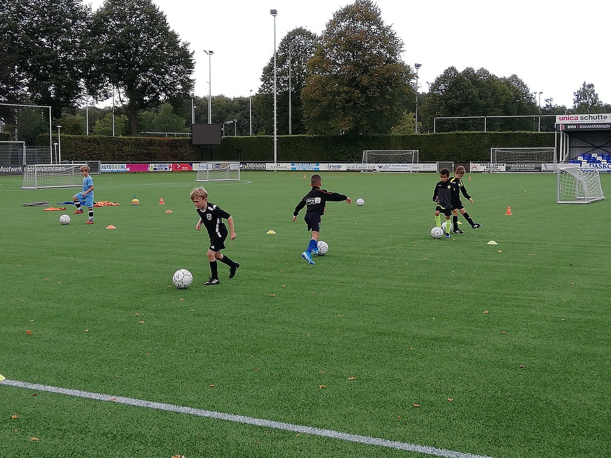 Fantastisch om te zien, het enthousiasme van de "Hotspot JO9"  van <a href="/fctwente/">FC Twente</a> bij <a href="/rksvdezweef/">RKSV De Zweef</a>! 
Olv <a href="/hermenvannijen/">Hermen van Nijen</a> was er weer een diversiteit aan oefeningen voor deze boys!
#spelvreugde #plezier