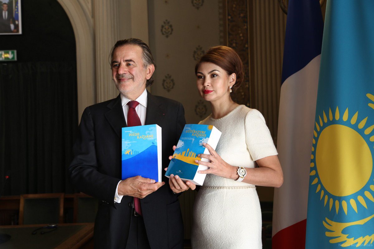 Royal_Group's tweet photo. #anthologiekazakhe Belle cérémonie de lancement solennel des deux tomes de littérature et poésie kazakhes contemporaines en français à Paris à la @Mairiedu1 https://t.co/mPxbEJcpe8