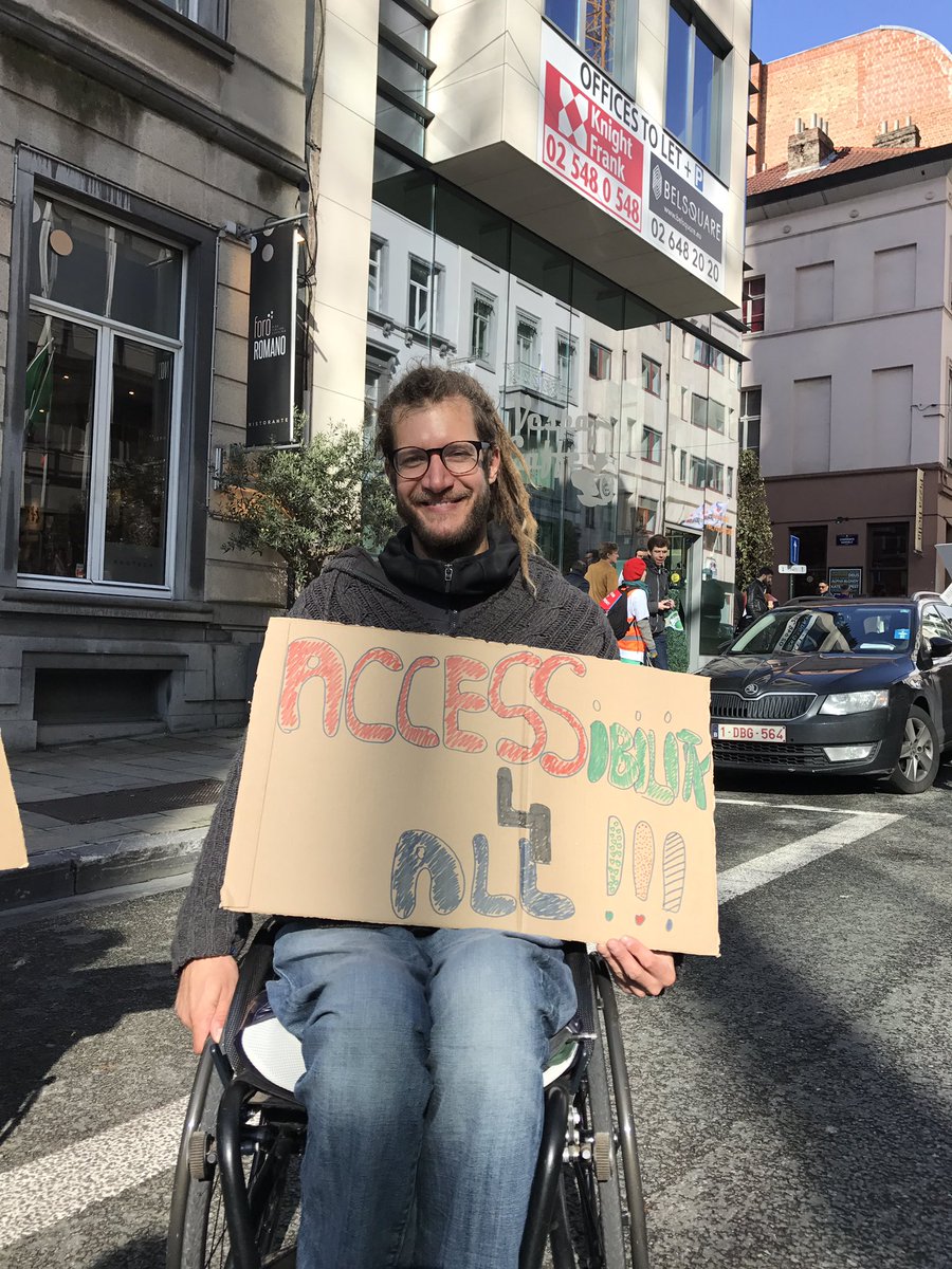 elisarojasm's tweet photo. Sur le chemin j'ai rencontré des manifestants slovènes très sympas avec de belles pancartes #FD2019 https://t.co/Zyy6I9NRSp