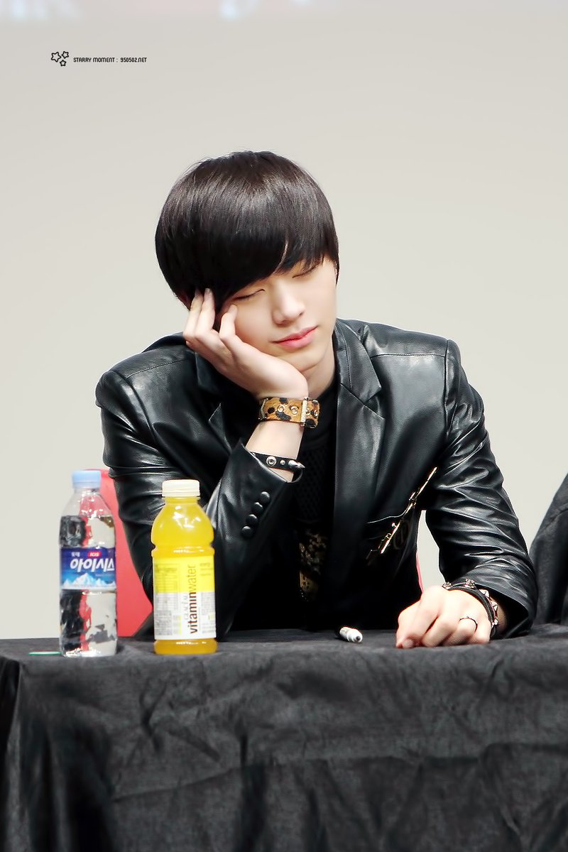 121003 가죽자켓 입은 미자오빠 넘나리 잘생긋다,, #육성재 #성재 🖤