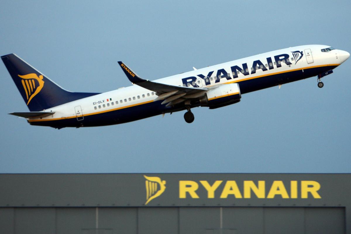 ScottishSun's tweet photo. Ryanair launches huge flash sale with flights from just £5.99 – you can even bag bargain fares for 2020

https://t.co/O1rBVRZeZJ https://t.co/8CjHv7V8j4