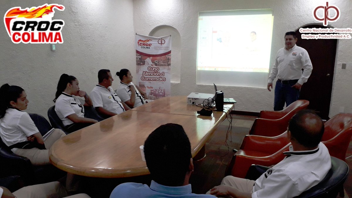 ColimaCENADEP's tweet photo. Esta mañana nos encontramos en el Hotel Tesoro impartiendo el "Curso Atención a Comensales" a los compañeros Meseros para reforzar la Calidad y Servicio a Nuestros Huéspedes.  @IsaiasSiCumple @davidoq @CROC_Nacional @ColimaCENADEP https://t.co/1TbKd8oq33