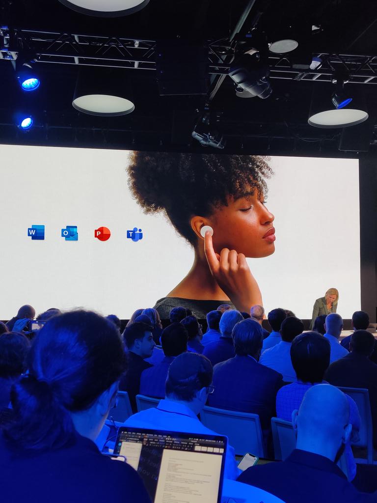 MonsieurGRrr's tweet photo. Nouveau #SurfaceBuds 
Vous le trouvez comment ?

#microsoftevent https://t.co/XJk5Zq5xLP