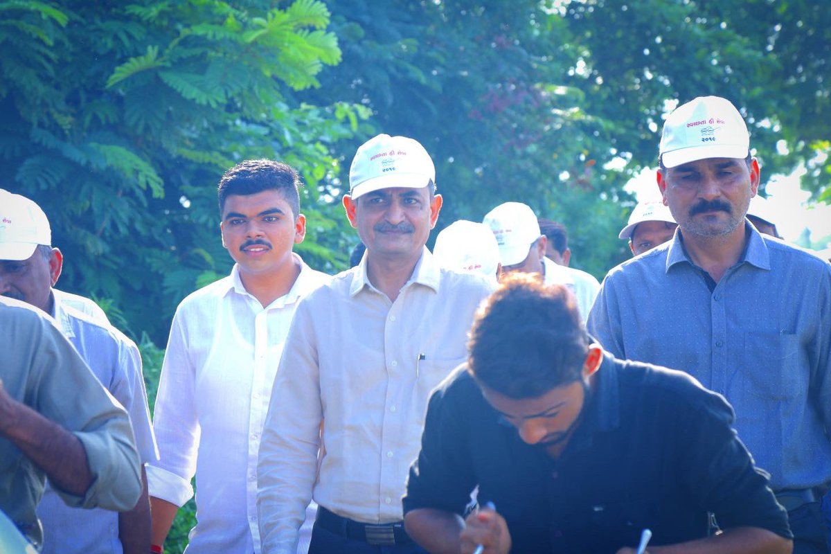 kaushaljoshibjp's tweet photo. ભારત દેશને સત્ય, અહિંસાના સિદ્ધાંત થકી સાચું માર્ગદર્શન આપનાર આપણા રાષ્ટ્રપિતા મહાત્મા ગાંધીજીની 150મી જન્મજયંતિની ઉજવણીના ભાગરૂપે જીલ્લા વહીવટી તંત્ર,રીલાયન્સ ફાઉન્ડેશન તથા સોમનાથ ચેરીટેબલ ટ્રસ્ટના સંયુક્તપણે જીલ્લા કક્ષાનો સ્વચ્છતા હી સેવાનો કાર્યક્રમ શંખેશ્વર ખાતે યોજાયો હતો + https://t.co/nxyuPkiJlq