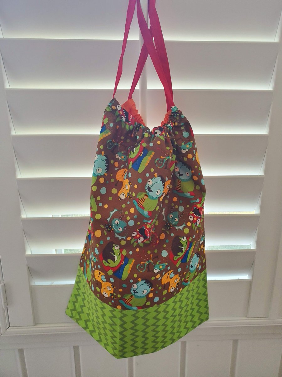 CraftsGilham's tweet photo. Excited to share the latest addition to my #etsy shop: Drawstring Halloween Trick Or Treat Bags https://t.co/jj4JGGrZut #papergoods #halloween #aliens #monsters #eyeballs #drawstring #largeopening #reusablebag #oneofakind https://t.co/URBvePl8lB