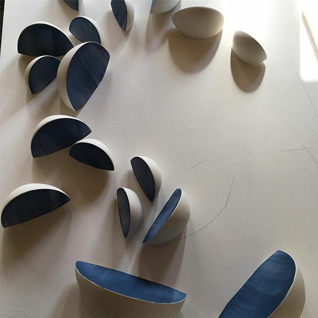 FenellaElms's tweet photo. Fun to play with! Ebb installation for @decorex_international.
.
#decorex #decorex2019 #porcelain #ebb #twotone #blueandwhite #installation #newwork #launch https://t.co/WPL3BsIZh0 https://t.co/haWzF0ihZp