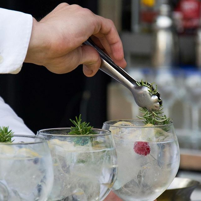 InnatGin's tweet photo. Dando el último toque a un genial Gin Tonic con INNat GIN ... 😋😋😋 https://t.co/kmyqy5CSNq https://t.co/JWtoYEAbaq