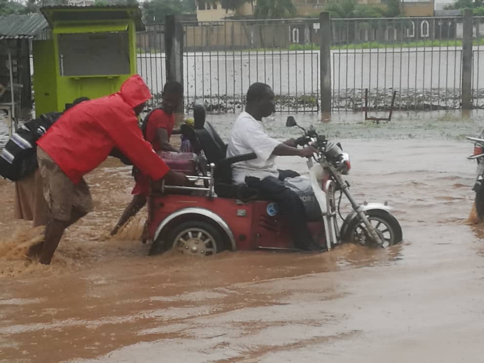 KatakouFovi's tweet photo. Le long regne familial est un naufrage collectif. 
La pluie du 02 Octobre 2019 à Adidogome Soviepé ( Doganto ) revele encore à tous les togolais la necessité d'utiliser tous les moyens maintenant pour la fin du long regne au Togo . #Milawoe , #BringBackOurFreedom https://t.co/X2GGvIP3mb
