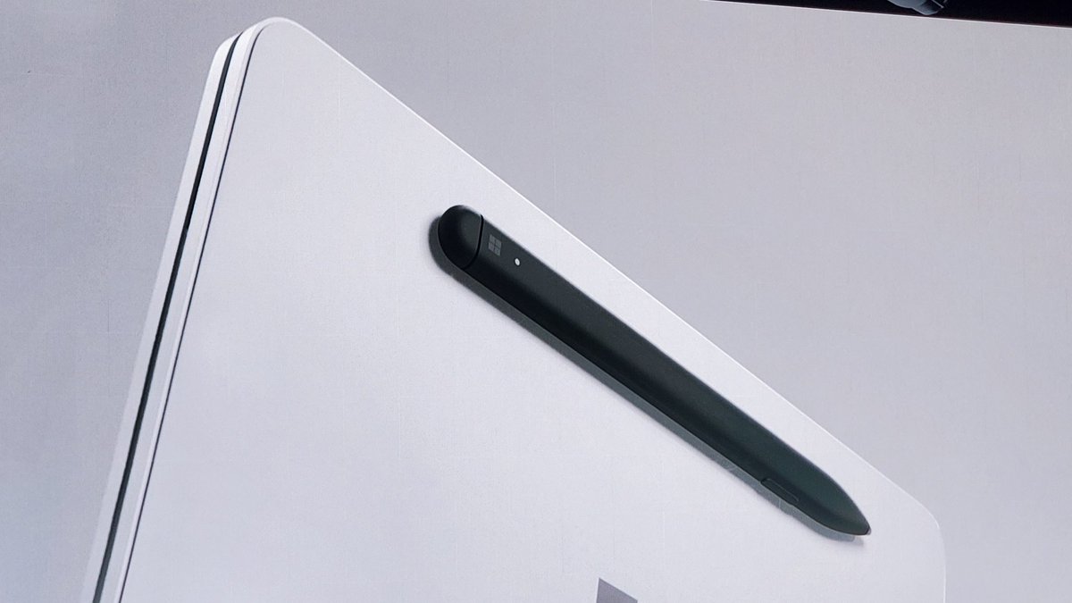 SuperSaf's tweet photo. Microsoft Surface Neo

-Dual 9" LCD Displays
-5.6mm thin each side
-655g
-360° hinge
-Magnetic Pen &amp; Keyboard 
-Windows 10X Built for Dual Screens
-Intel Lakefield Processor

Coming Holiday 2020

#MicrosoftEvent https://t.co/BssBWBLf72