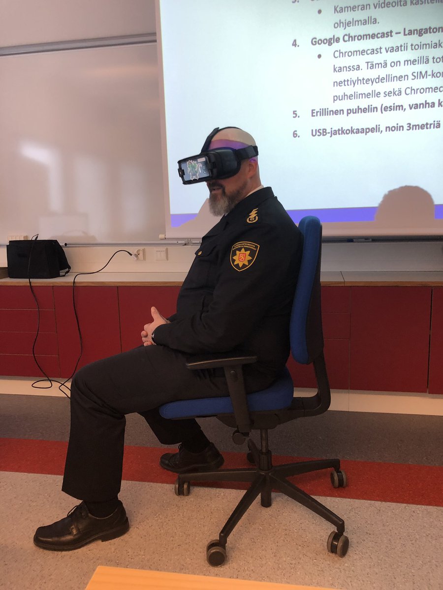 LeinonenMira's tweet photo. Kuvassa pelastusylijohtaja @KimmoKohvakka testaa @phpelastus’lla VR-laseja, jotka käytetään #turvallisuusviestintä’tapahtumissa. Pelastuslaitoksella on muutenkin monta hyvää asiaa, mistä ovat turhan vaatimattomia (työhyvinvointi, asiakastyytyväisyys).. https://t.co/ftF6raMDGV