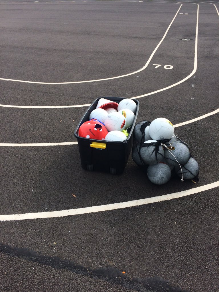 Great to be out in the sun ☀️ Coaching in St Joseph’s NS today working on Fundamental movements and different types of catching 🏐 <a href="/GaaBishopstown/">Bishopstown GAA Club</a> #Fun