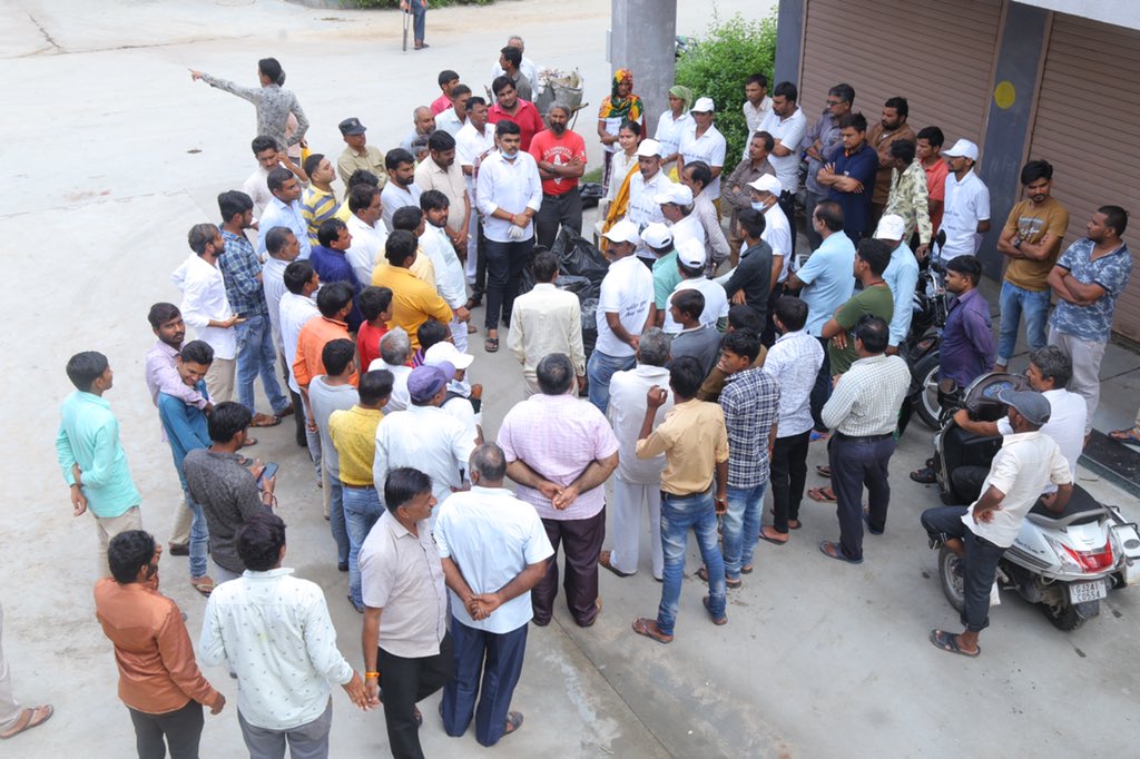 kaushaljoshibjp's tweet photo. જેમા શંખેશ્વર હાઇ-વે પર અલગ અલગ ચીમ બનાવી યુવાનો-અધીકારીઓ_બહેનો દ્વારા શ્રમદાન કરી પ્લાસ્ટીક એકત્રીત કરવાનુ કાર્ય કર્યુ હતુ અને ભારત દેશને પ્લાસ્ટીક મુક્ત બનાવવાની શપથ પણ ગ્રામજનો દ્વારા લેવામાં આવી હતી. @narendramodi @swachhbharat @vijayrupanibjp @CollectorPatan https://t.co/BL936GBP4q