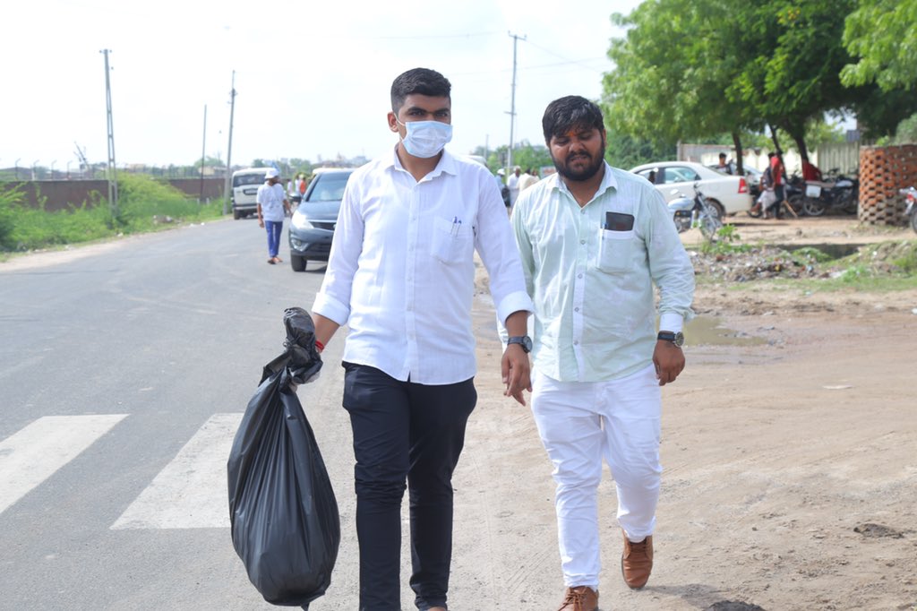 kaushaljoshibjp's tweet photo. જેમા શંખેશ્વર હાઇ-વે પર અલગ અલગ ચીમ બનાવી યુવાનો-અધીકારીઓ_બહેનો દ્વારા શ્રમદાન કરી પ્લાસ્ટીક એકત્રીત કરવાનુ કાર્ય કર્યુ હતુ અને ભારત દેશને પ્લાસ્ટીક મુક્ત બનાવવાની શપથ પણ ગ્રામજનો દ્વારા લેવામાં આવી હતી. @narendramodi @swachhbharat @vijayrupanibjp @CollectorPatan https://t.co/BL936GBP4q