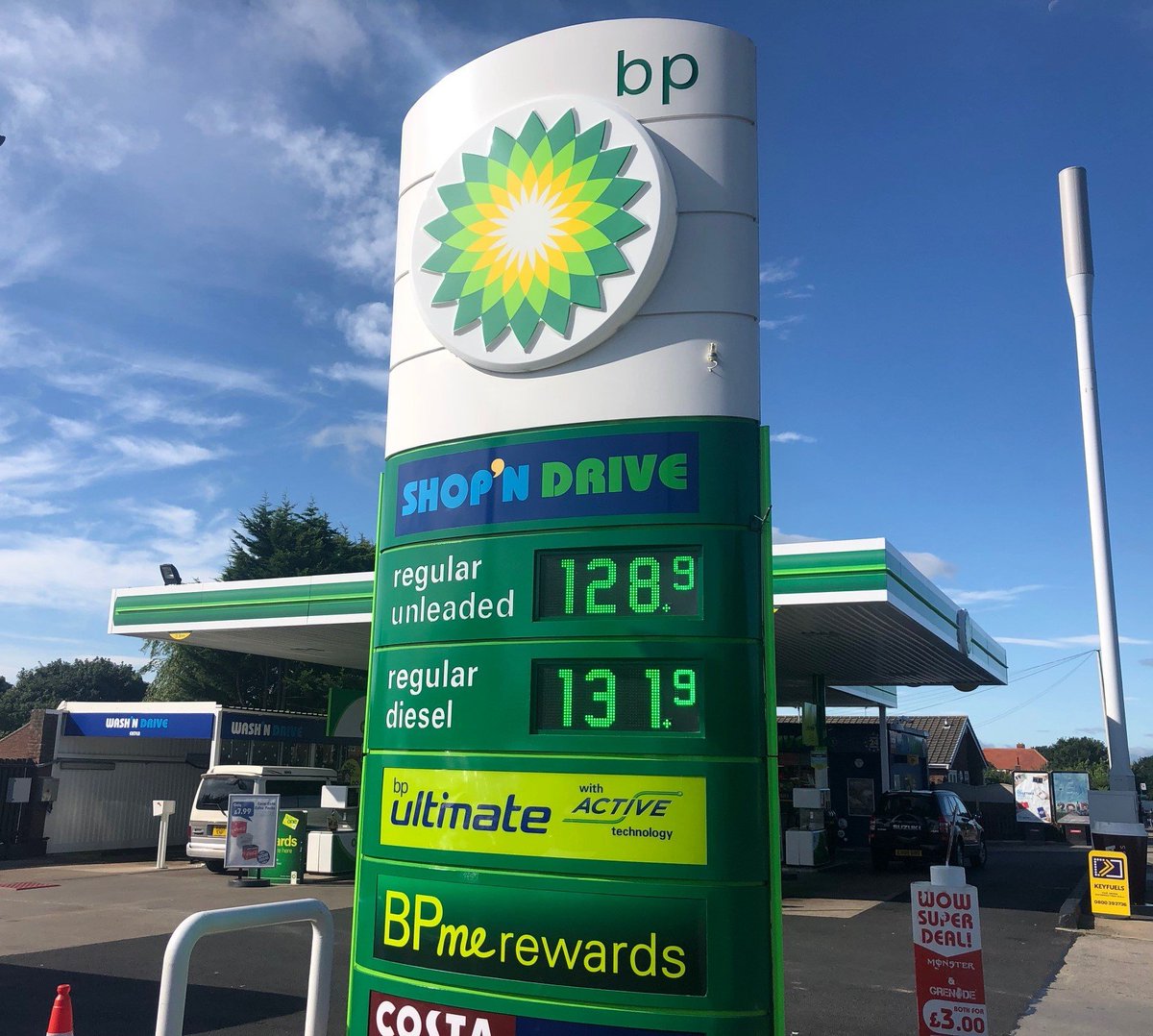 Petrolsign's tweet photo. The BP helios refresh we have just completed on this MID at Grindon Mill (Sunderland) looks great⛽️⛽️

Many thanks to BP for their support in the project and well done to the installation team for such a fab job ⭐️⭐️⭐️⭐️⭐️
 #refresh  #project #signage #completed #petroleum https://t.co/OBD3aygUrW
