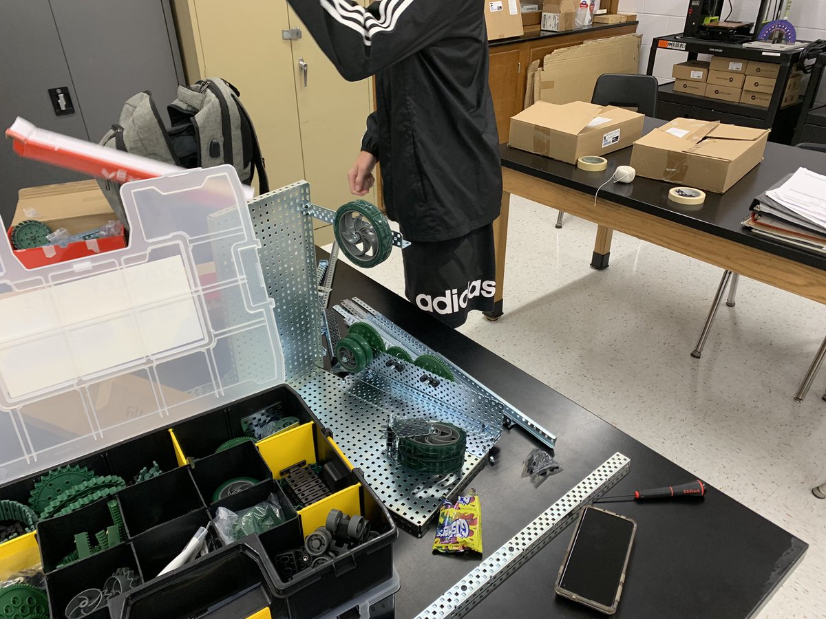 POE class is working hard to design, build, and test their compound machines. ✍🏼⚙️🛠 @Neosho_HS #Engineering