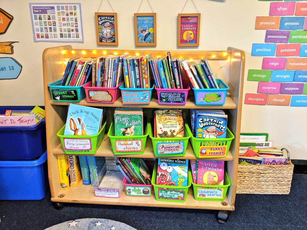 Reading / English corner finally complete! Took me a while as I couldn't do much over summer but I'm happy with it now! Strive for five is encouraging the children to read every day of the week ☺️📚 #nqt #classroomideas