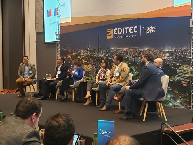GeneradorasCL's tweet photo. Rodrigo Solis, director de Estudios y Contenidos de @GeneradorasCL, participa en #ForoNor2019 del panel "Transición energética en la industria minera" junto a @cris_delamaza del @MinEnergia, @rmancillar, @efuentealba, Pablo Caerols de @enorcl y @DanielaMChile. https://t.co/GJFeU2Xxx9
