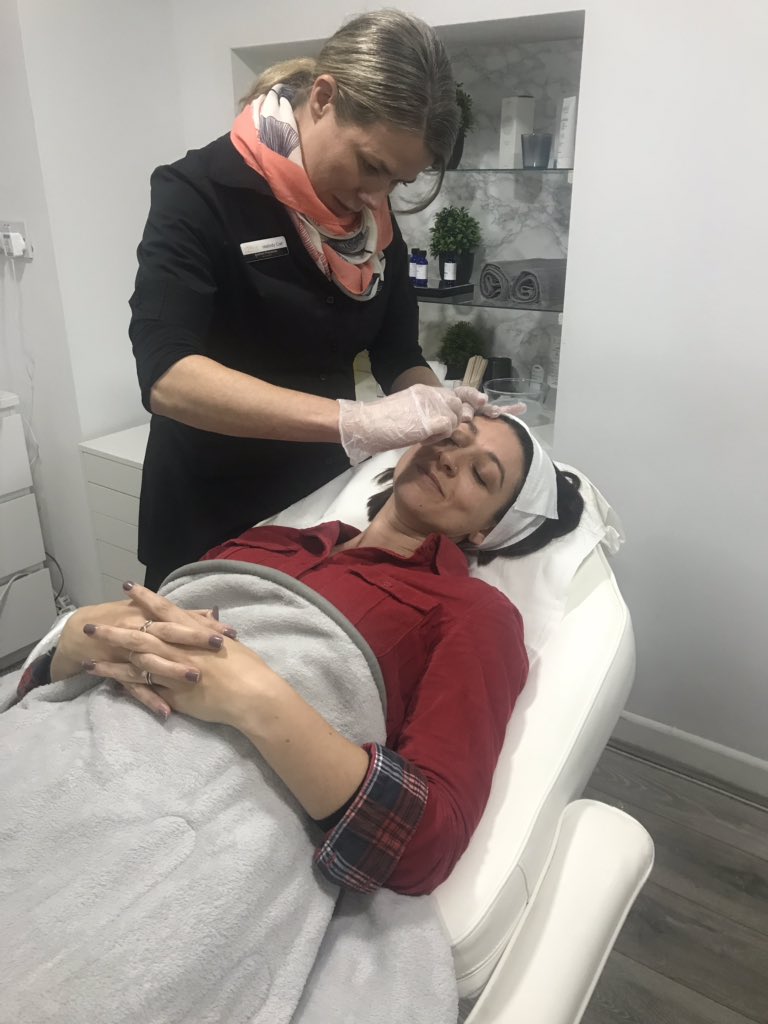 VictoriaGlowery's tweet photo. Great day at Allure Aesthetics in Abergavenny. Today, we tried out #dermaplaning and the #Obagi Blue Radiance #chemicalpeel 

Looking forward to glowing skin and reduced lines #antiageing #skincare #aesthetics #beauty #aesthetictreatment https://t.co/vN8VkGVur3