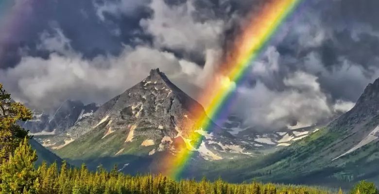 Yine kayboldum kelamların arasında
Sanki kulaçlıyorum hiçliği delicesine
Umutlarım yanımda
Unuttuklarım ardımda
Yürür iken dualarla
Bir serçe kondu omzuma
Adını sen koydum biliyor musun?
Uğramasın kıyımıza ne keder ne tasa
Yağmurlar altında yürüyorum yine
Bir gökkuşağı sırtımda
