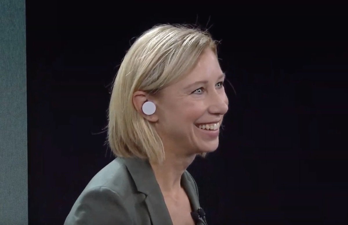 “AirPods are the dumbest-looking wireless earbuds lol.”

Microsoft: “Hold my beer…”

#MicrosoftEvent #SurfaceEvent