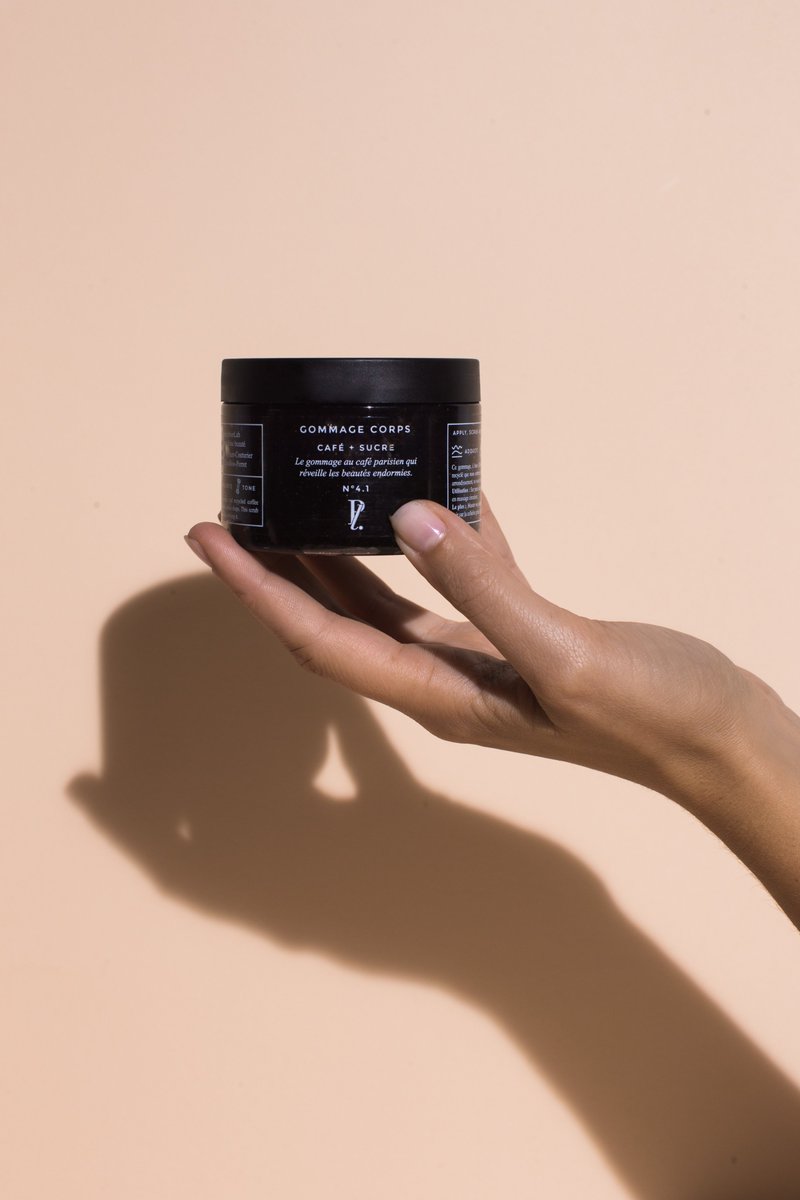 Notre Gommage Corps Café + Sucre est de retour ! Sa particularité ? 100% naturel, à base d’huiles végétales et de marc de café recyclé récolté dans les cafés de Paris. Il a reçu un Green Star Awards pour sa formulation green et innovante et son pot est 100% recyclé et recyclable!