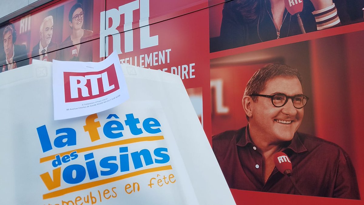 FeteDesVoisinsT's tweet photo. On est passés par @RTLFrance pour déposer un kit #fetedesvoisins au #travail ! Yves Calvi, vous êtes prêts à faire la fête demain matin ? #fdvt https://t.co/xAHTAcoLUL