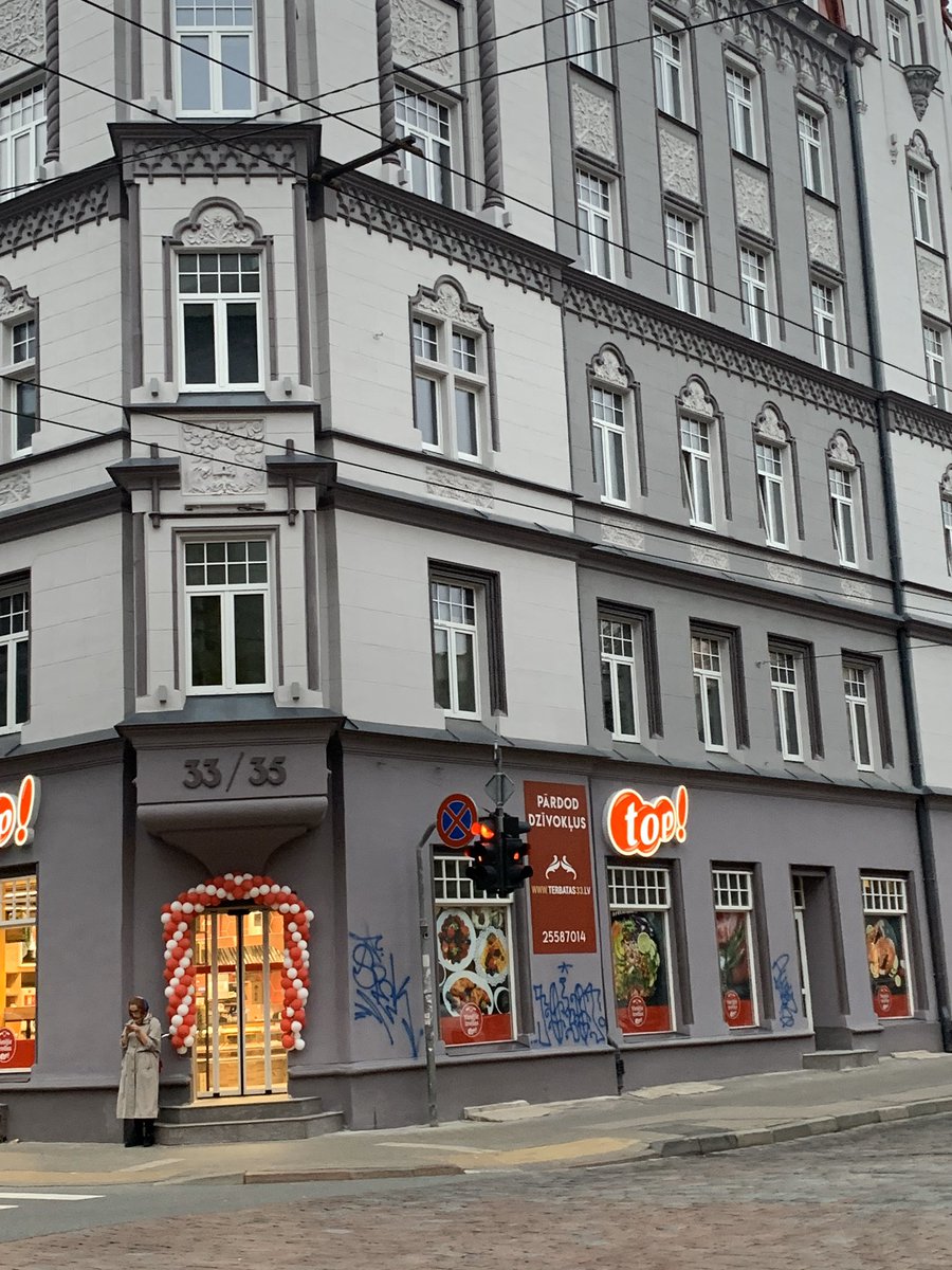BetijaTurlaja's tweet photo. Prieks par Tērbatas ielā tikko skaisti atjaunoto ēkas fasādi izrādījās gaužām īss. Kādam šmurgulim jābūt, lai paceltos roka uz ko tādu? @RigasPP vai esat jau uz pēdām vainīgajiem? https://t.co/FIJgrNVYUG