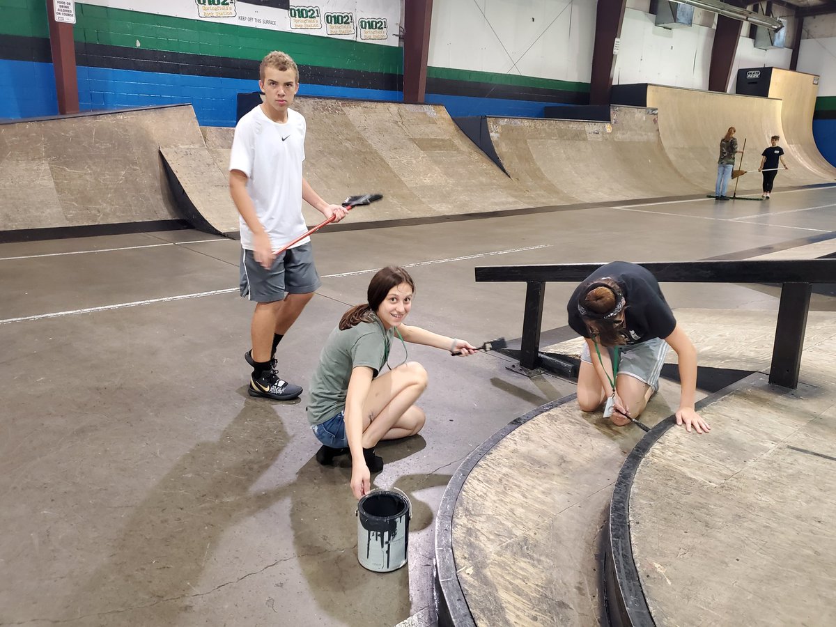 MrTepesClass's tweet photo. Spending parkview Cares day making improvements at Springfield skate park! #NFLHuddlefor100 #PHSCares2019 #beparkview https://t.co/bkQyVi9K01