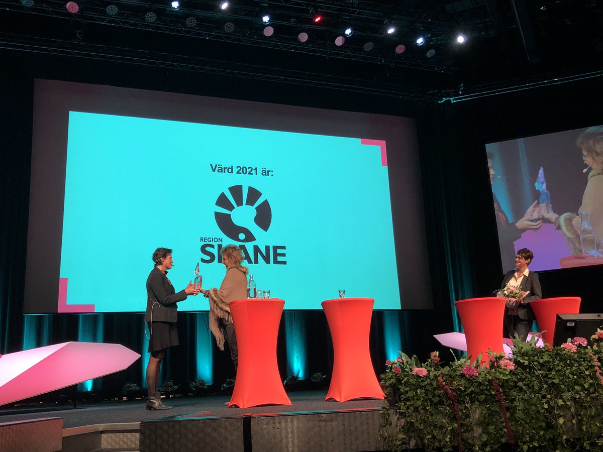 PVkonf2019's tweet photo. Nästa primärvårdskonferens kommer arrangeras av Region Skåne. Vi ser fram emot att se hur långt utvecklingen har gått då. Sofia Ljung tar här emot ’stafettpinnen’ av Marie-Louise Gefvert. Tack för oss i Göteborg och vi ses i Skåne! #framtidenärnu https://t.co/aWpgv4fsyY