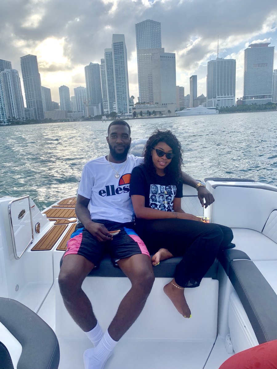 0_jaso's tweet photo. A vacation for the π books... definitely one to remember @SayQueenBeee thank you
#chaptertwentysix #Miami #Skyline https://t.co/L2H4uUGBnc