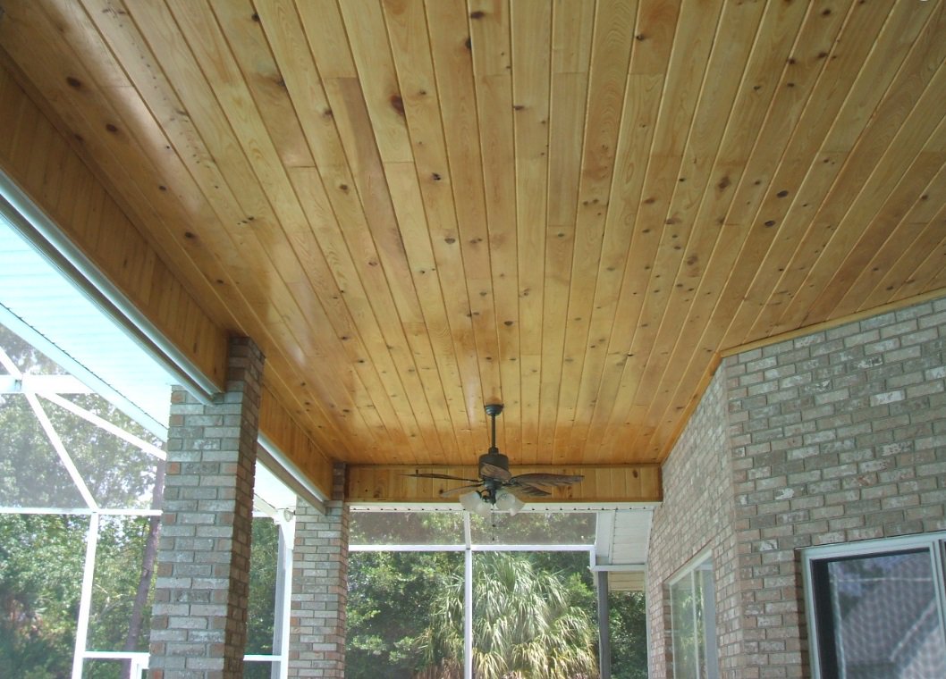 This tongue and groove v-joint ceiling highlights the distinctive beauty of common cypress | @FloridaCypress #commoncypress #exteriorapplications #porchceiling #realwoodreallife bit.ly/2nkDoiX