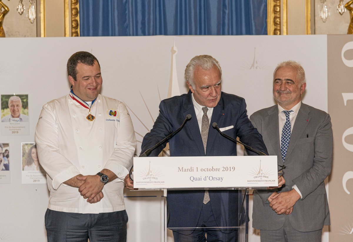 Transmission du Prix du Rayonnement Gastronomique Français par Guillaume Gomez à Alain Ducasse en présence de Guy Savoy, lauréat l'an dernier.

#rayonnementgastronomique #guysavoy #restaurant #paris #france #chef #cuisine #guillaumegomez #alainducasse